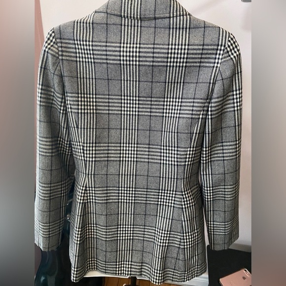Elegant Women's Gray Checkered Blazer - Picture 7 of 15